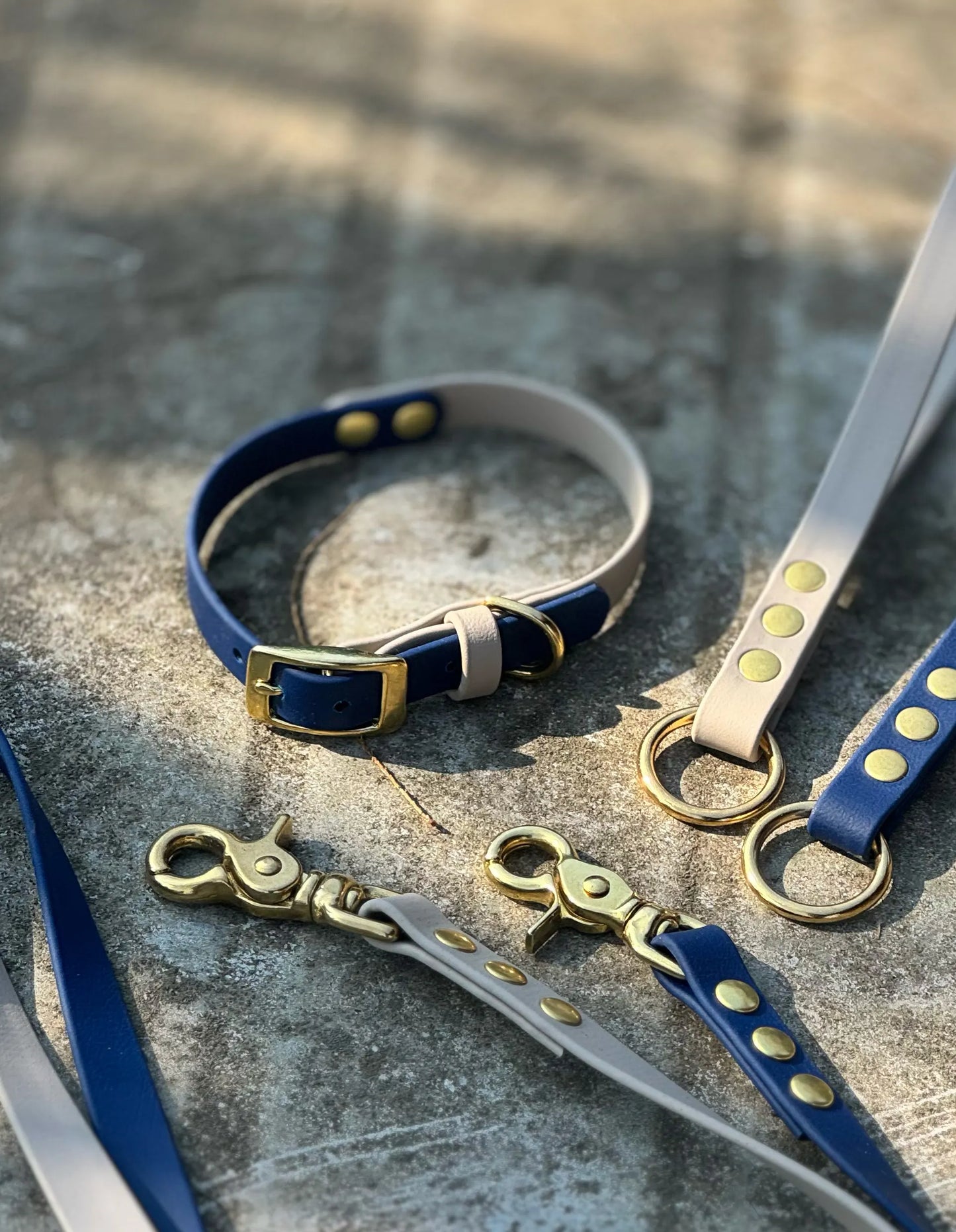 Obroża z Biothane dla psa z klamrą, Granat i ciepła szarość