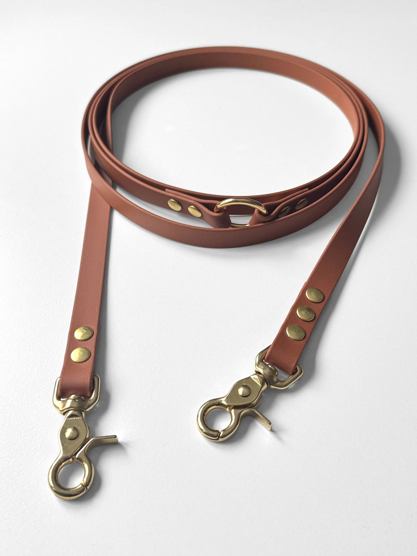 Brown biothane dog leash with gold hardware on a white background brązowa  smycz z biothane hands-free idealna na spacer HOPSA