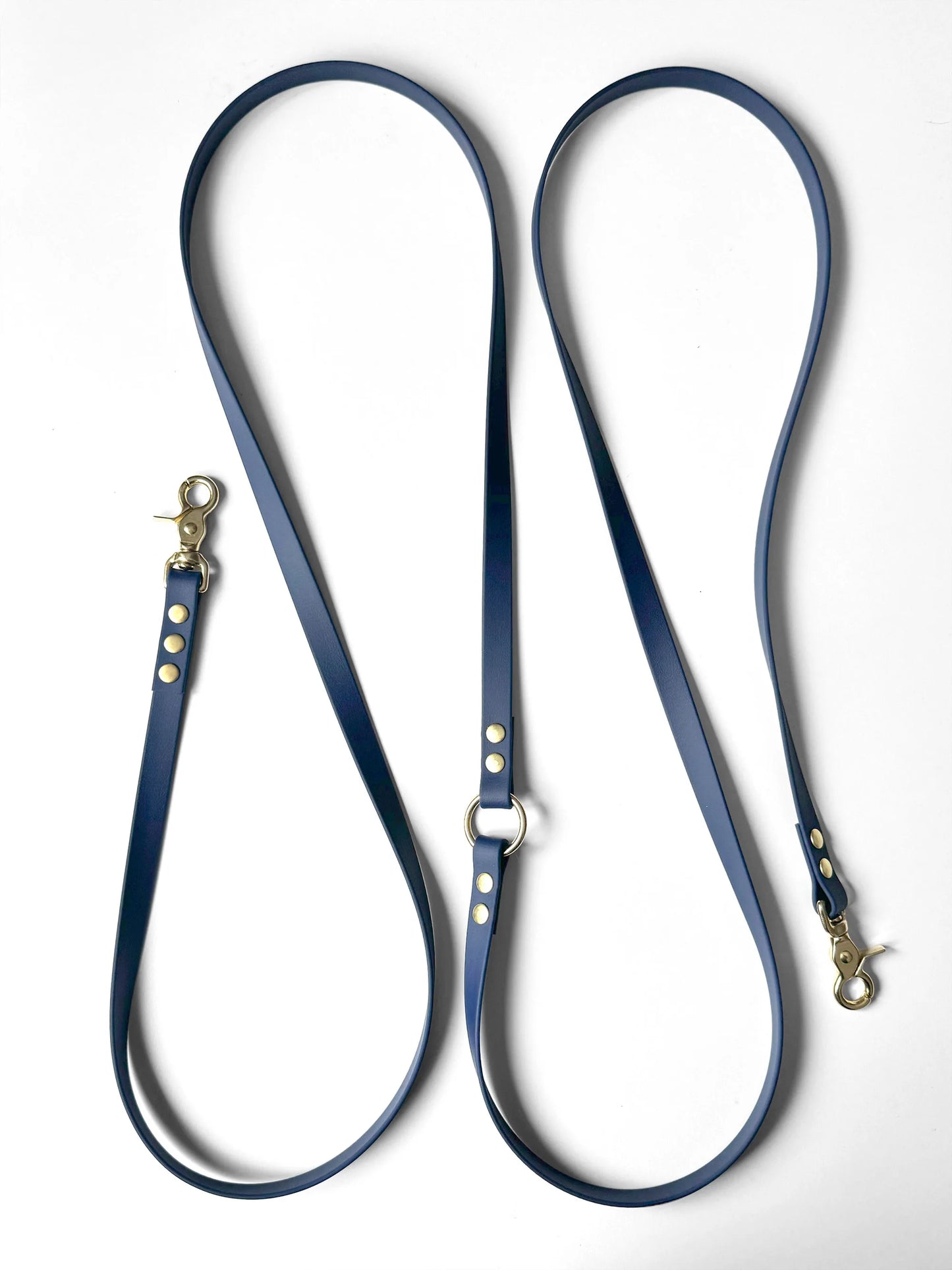 Blue biothane dog leash with gold hardware on a white background Niebieska granatowa smycz z biothane hands-free idealna na spacer HOPSA