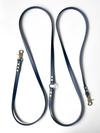 Blue biothane dog leash with gold hardware on a white background Niebieska granatowa smycz z biothane hands-free idealna na spacer HOPSA
