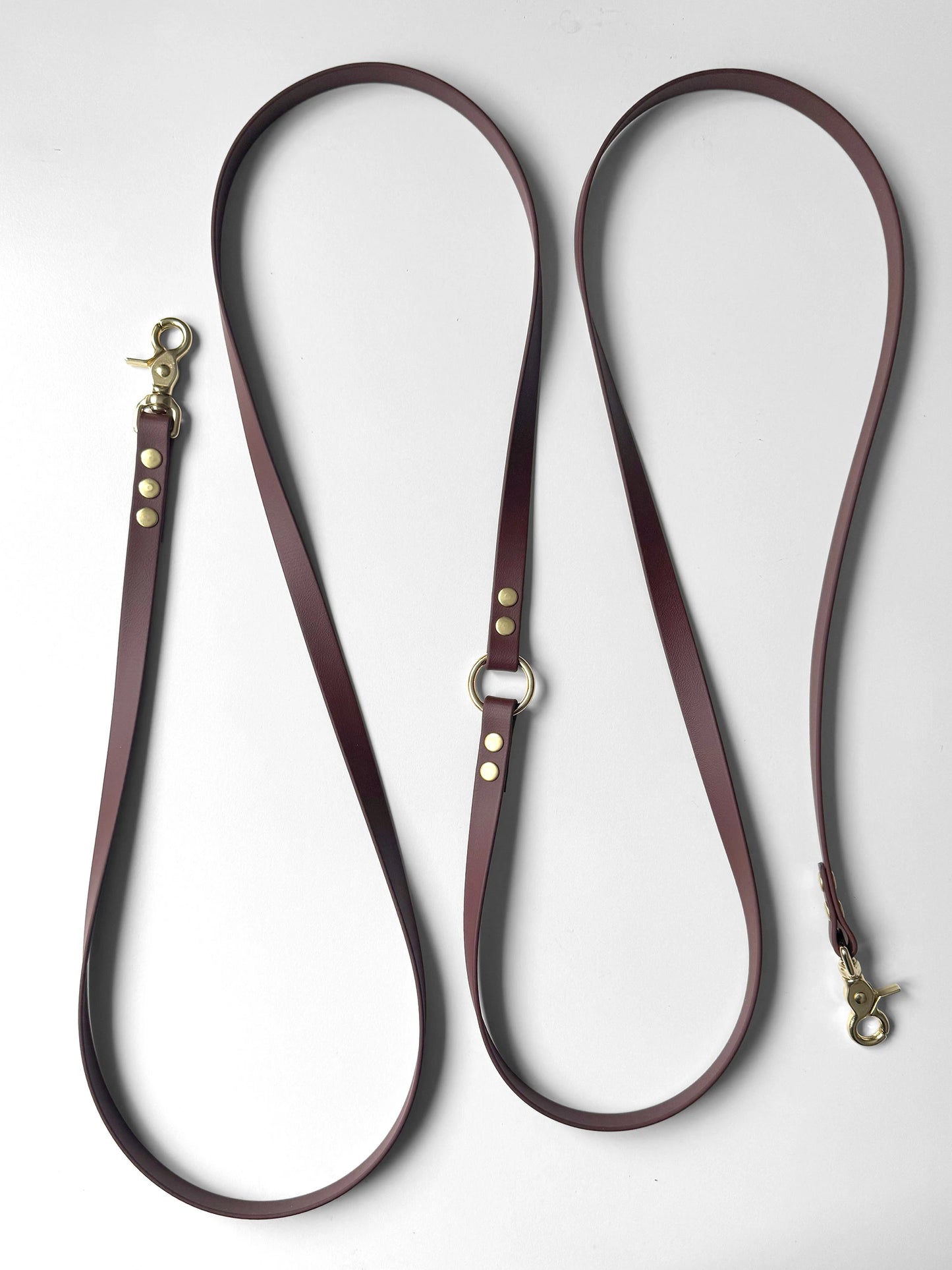 Brown biothane dog leash with gold hardware on a white background brązowa  smycz z biothane hands-free idealna na spacer HOPSA