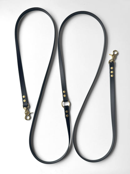 Black biothane dog leash with gold hardware on a white background czarna smycz z biothane hands-free idealna na spacer HOPSA