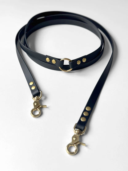 Black biothane dog leash with gold hardware on a white background czarna smycz z biothane hands-free idealna na spacer HOPSA