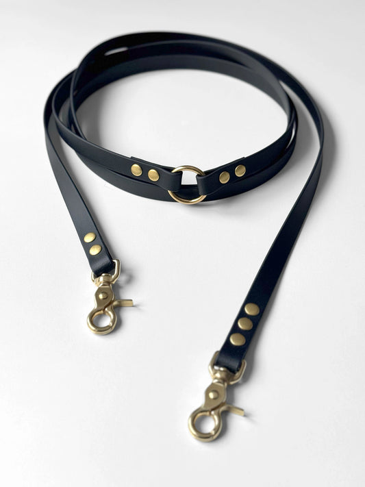 Black biothane dog leash with gold hardware on a white background czarna smycz z biothane hands-free idealna na spacer HOPSA