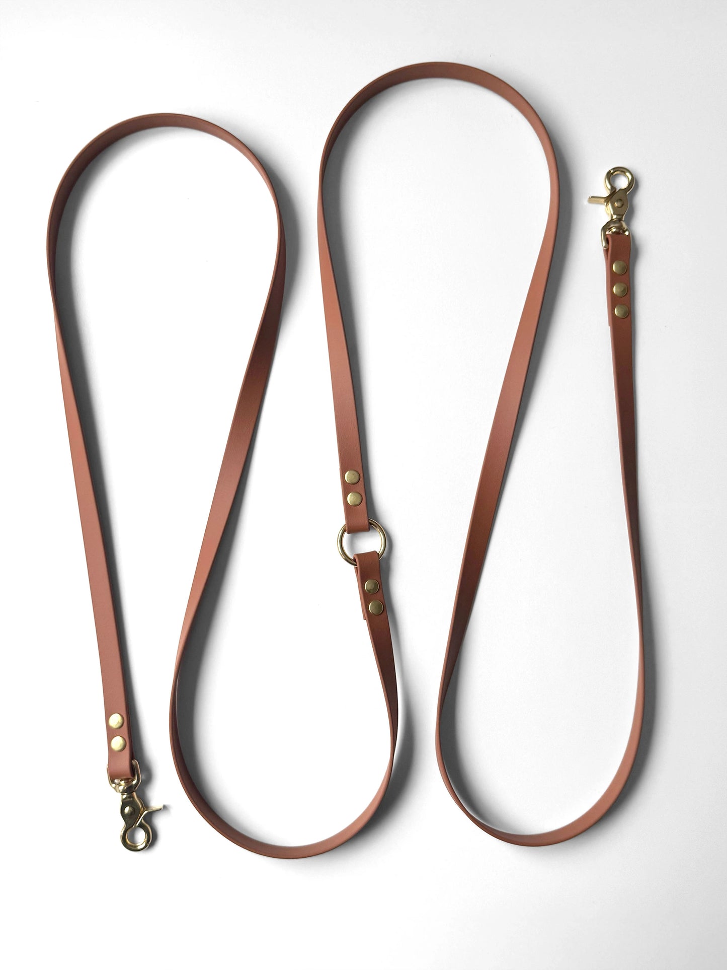 Brown biothane dog leash with gold hardware on a white background brązowa  smycz z biothane hands-free idealna na spacer HOPSA