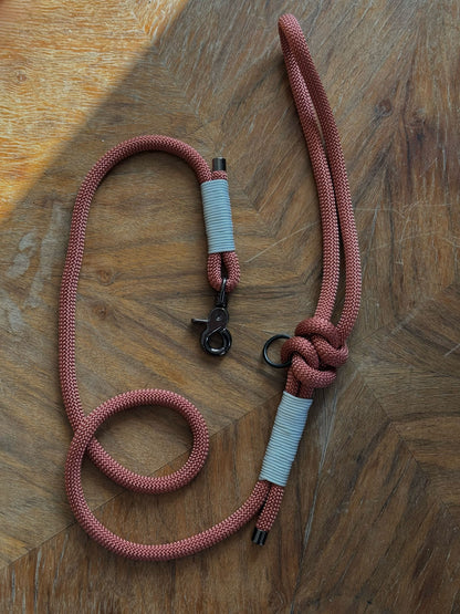 Smycz linowa 10 mm, 1.2 m, brązowa z szaro-srebrnymi akcentami