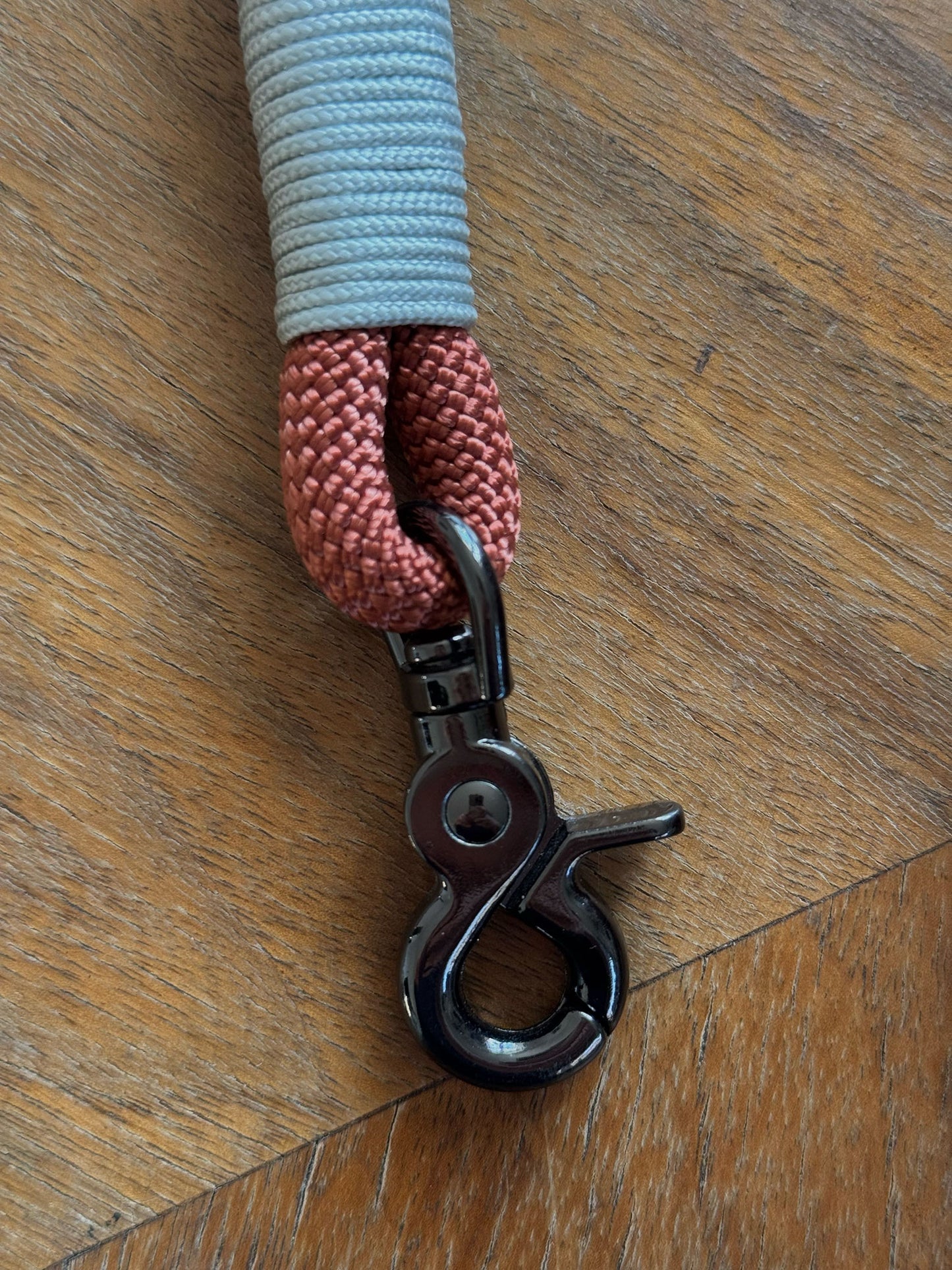 Smycz linowa 10 mm, 1.2 m, brązowa z szaro-srebrnymi akcentami