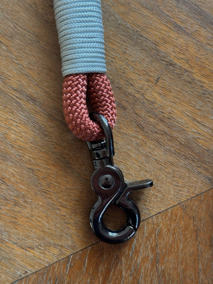 Smycz linowa 10 mm, 1.2 m, brązowa z szaro-srebrnymi akcentami