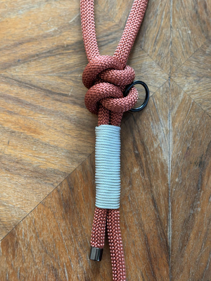 Smycz linowa 10 mm, 1.2 m, brązowa z szaro-srebrnymi akcentami